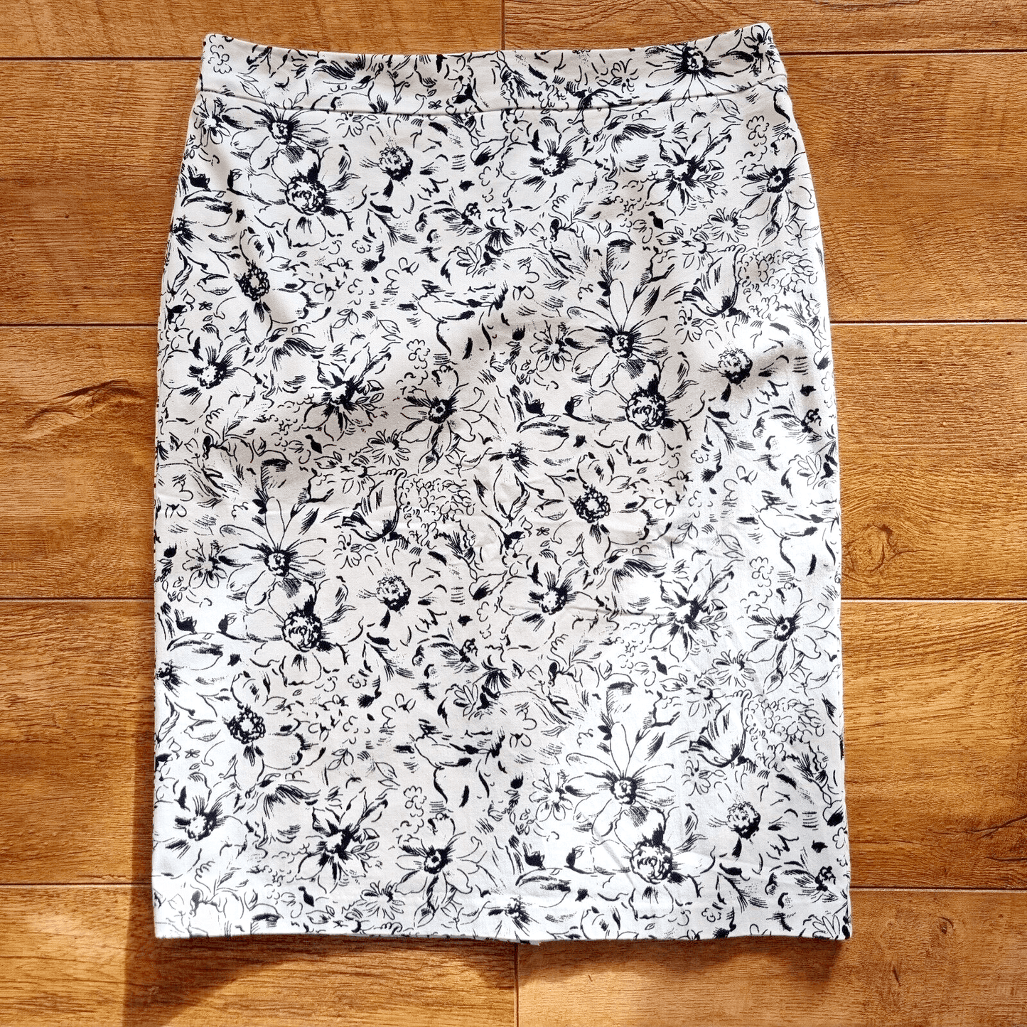 Pencil Skirt Size 12 Marks and Spencer White Black Floral Print Length 23"
