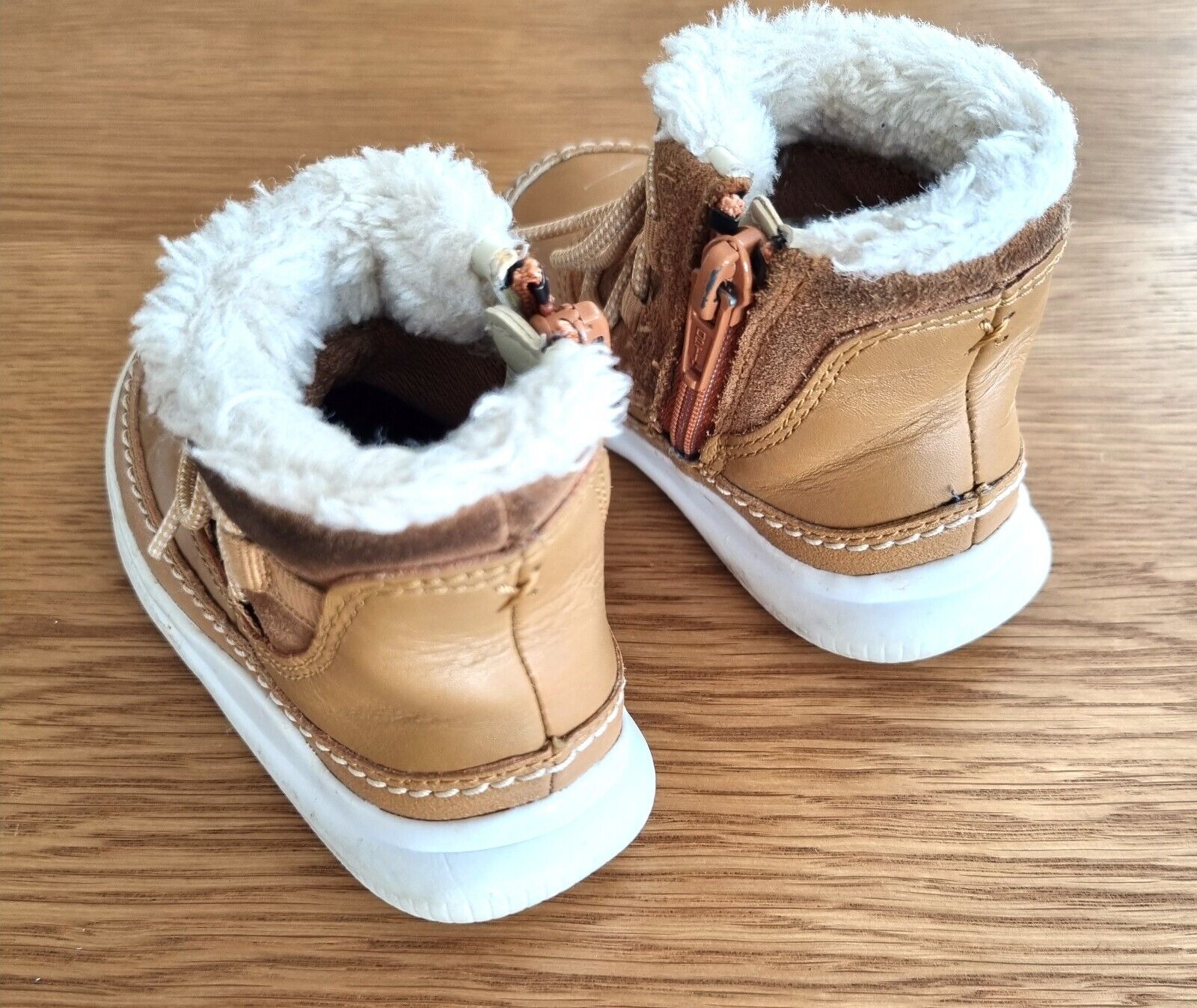 Clarks Tan Brown Toddler Fur Boots Zipped  White Padded Sole Unisex - Bonnie Lassio